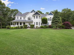 11 Oak Ridge Ct, Manorville, NY 11949