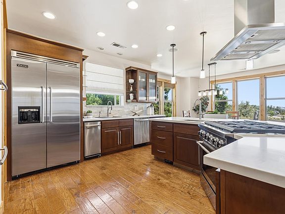 5th image of 609 Lakeridge Dr