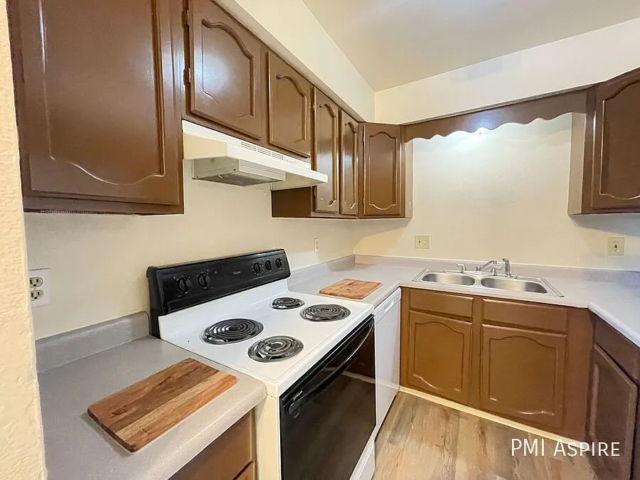 2 Bedroom 1 Bath Upstairs Apartment — Photo 4