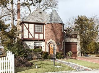 11 Rodney Pl, Rockville Centre, NY 11570