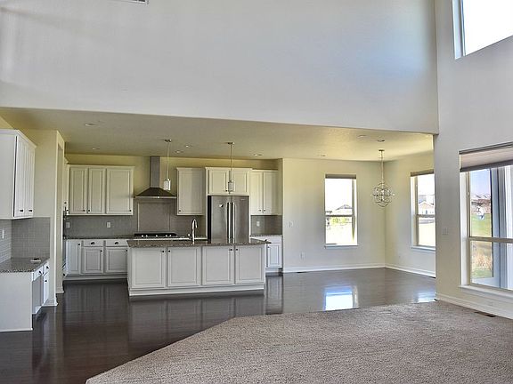 Kitchen w/ granite counters