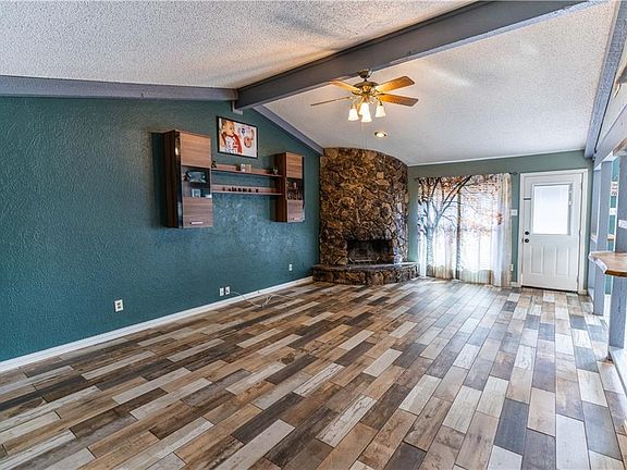 3rd image of 902 Venice Cir