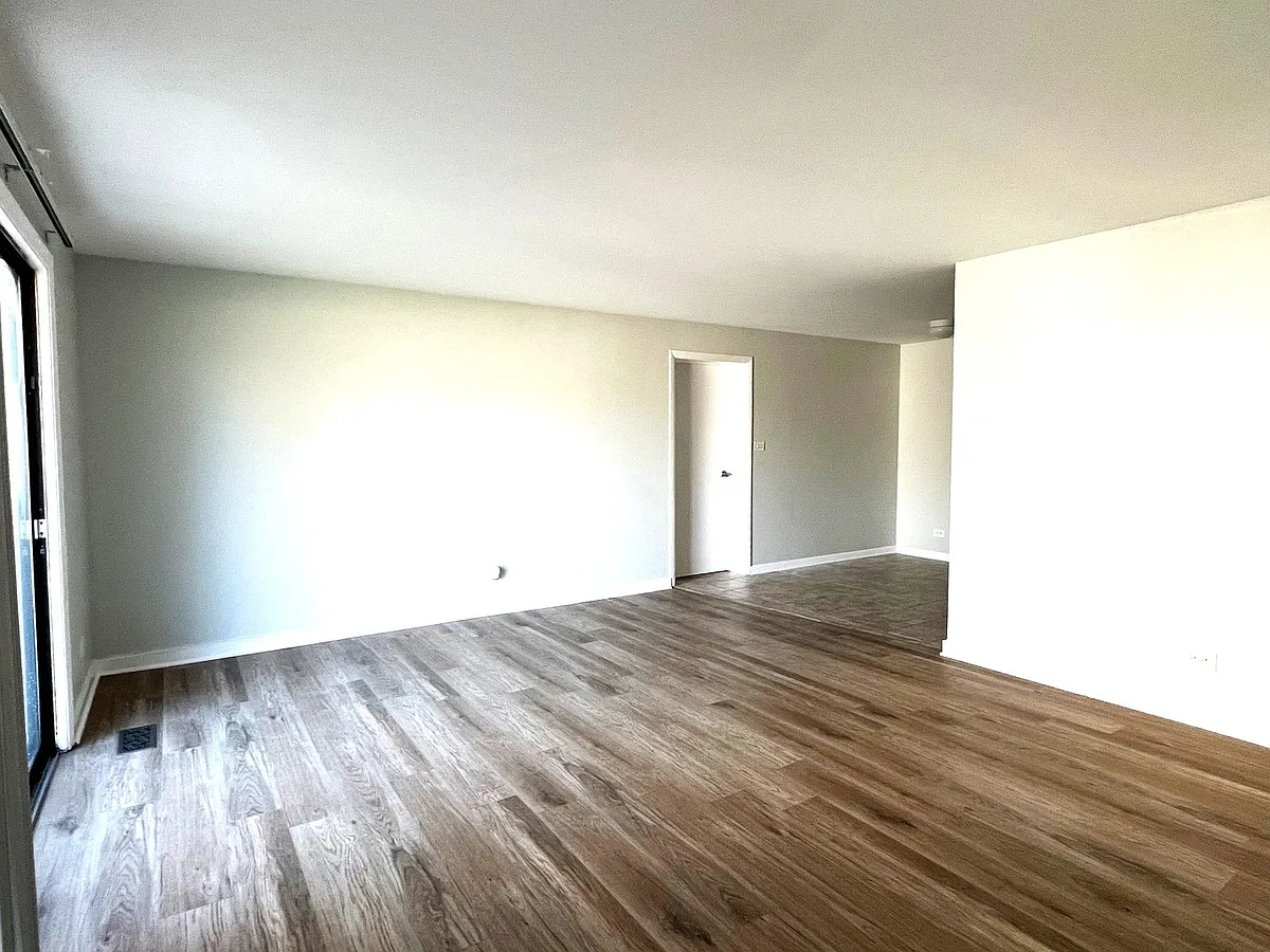 Building Photo - 102 Tonset Ct #102