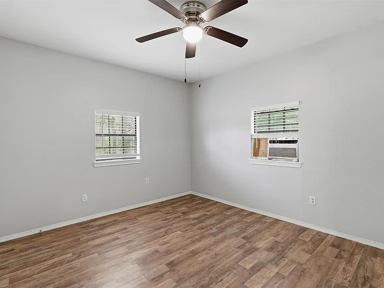 127 E Walker St — Photo 2