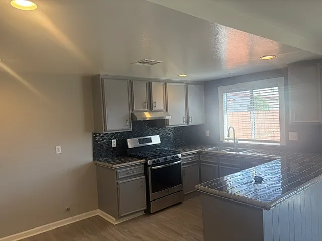 4 bed, 1000 sqft, $2,800 — Photo 4