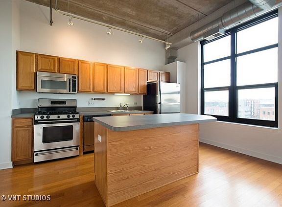 4th image of 811 W 15th Pl Unit 611