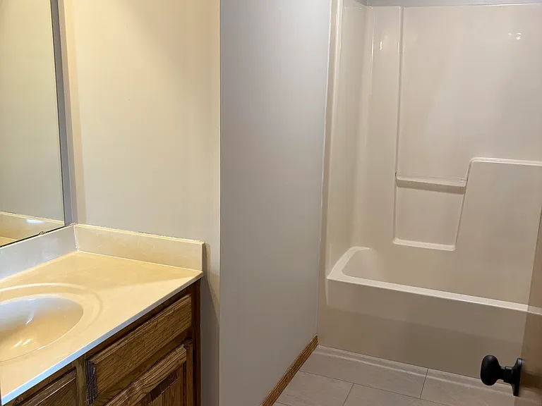 1462 E Powell St — Photo 5