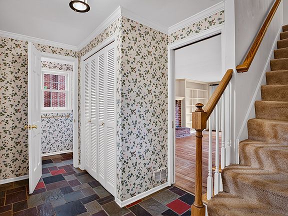 5th image of 372 Cavan Dr