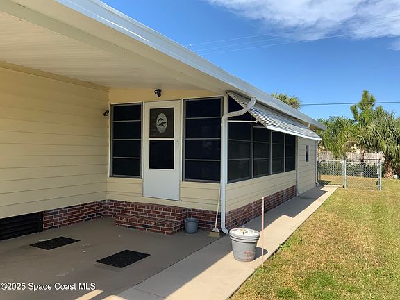 2nd image of 2329 Coconut Palm Dr NE
