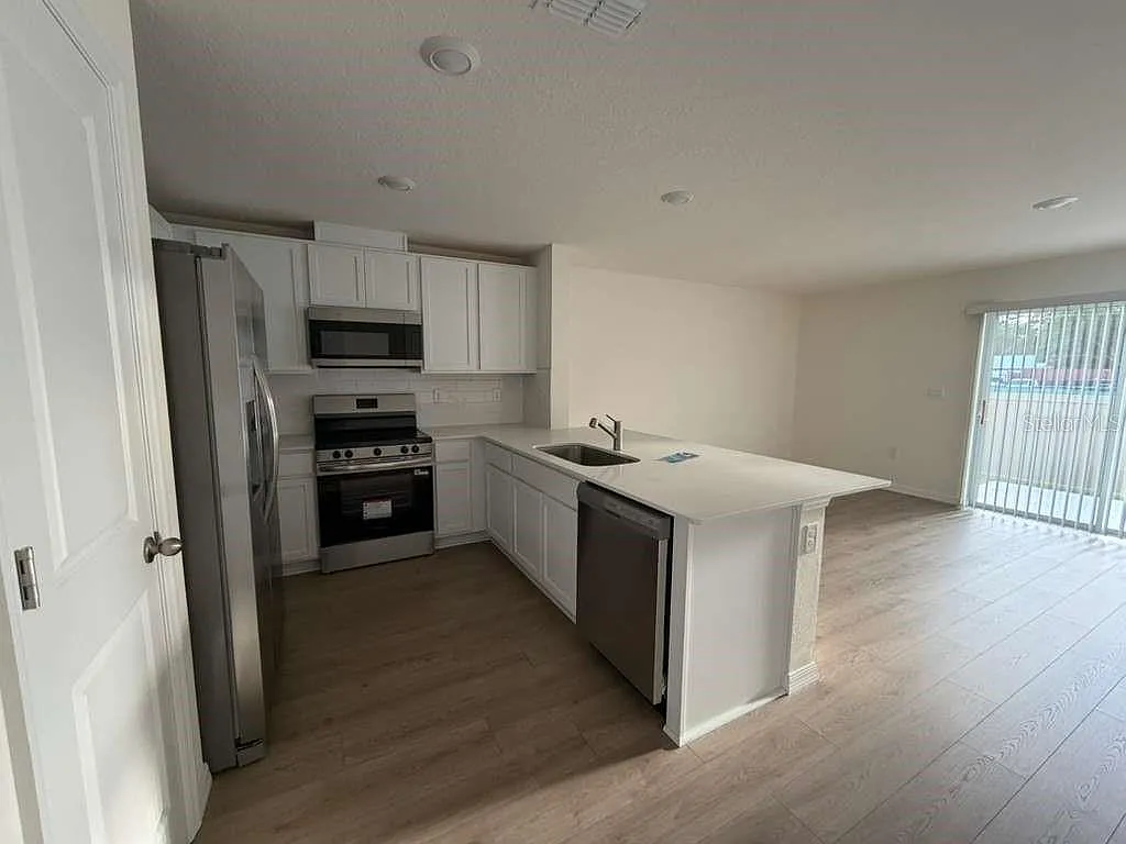 3 bed, 2.5 bath, 1463 sqft, $2,200 — Photo 4