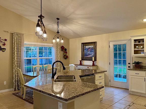5th image of 110 Hillcrest Cir NE