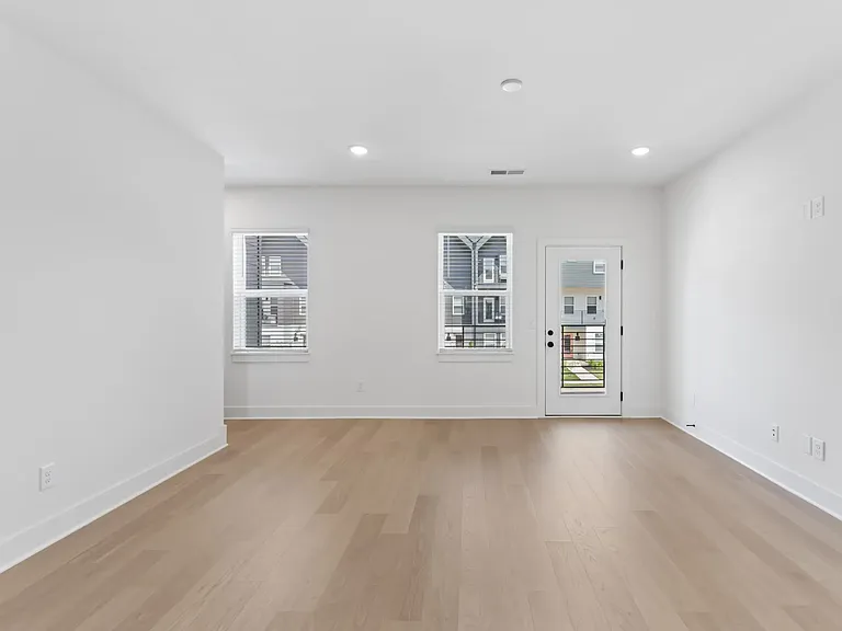 608 Markham St — Photo 9