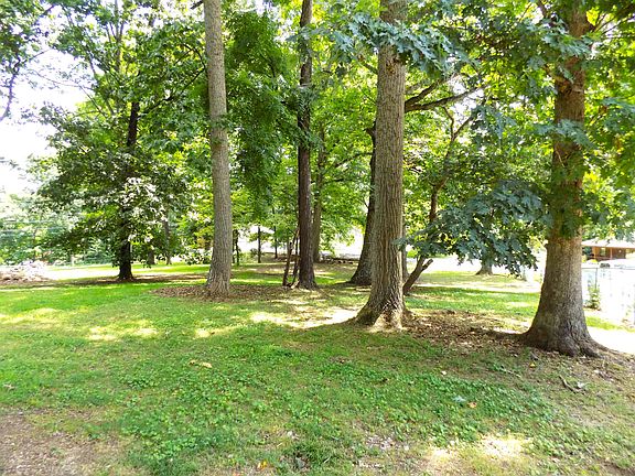 2nd image of 985 Ronald Dr