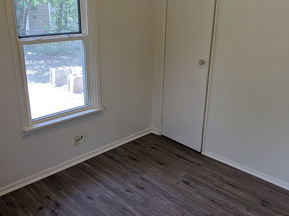 4th image of 204 Southside Dr