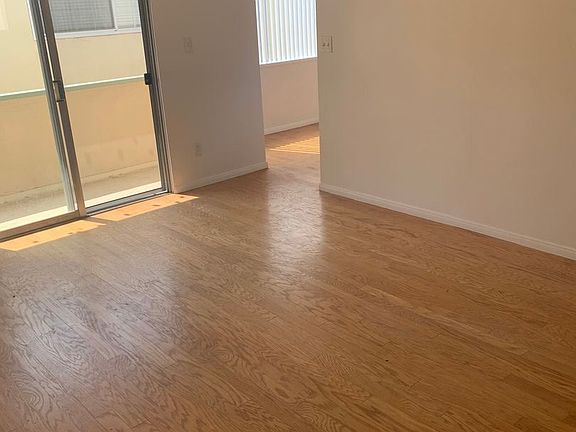 3rd image of 827 10th St APT 8