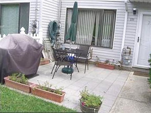 3rd image of 221 Pierce St