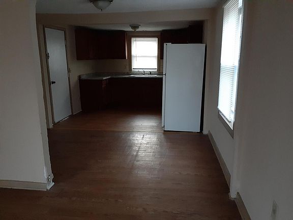 5th image of 1906 Hazel St