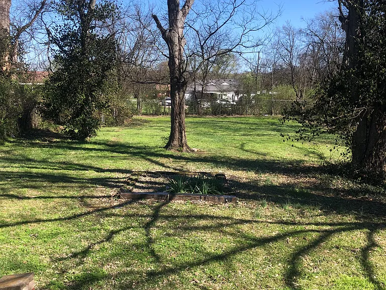 Huge private , fenced back yard