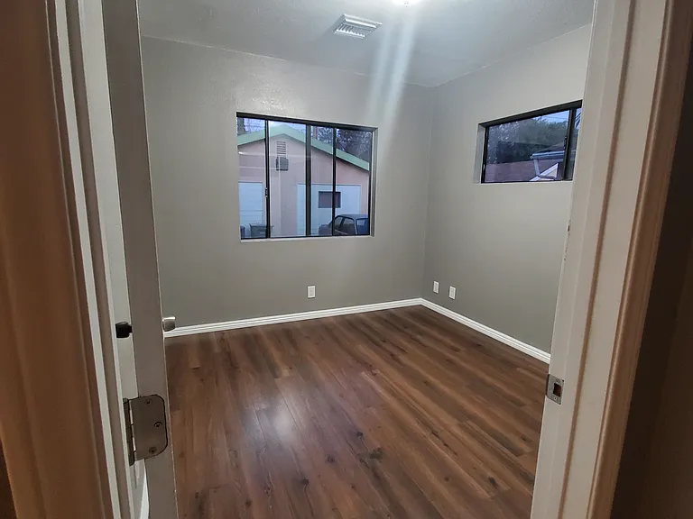 902 N Pass Ave — Photo 21