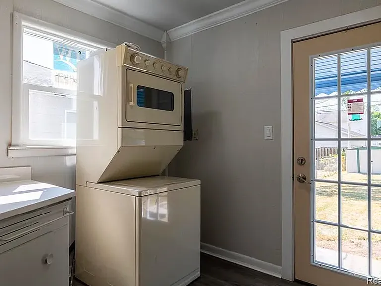 8637 Robindale Ave — Photo 7