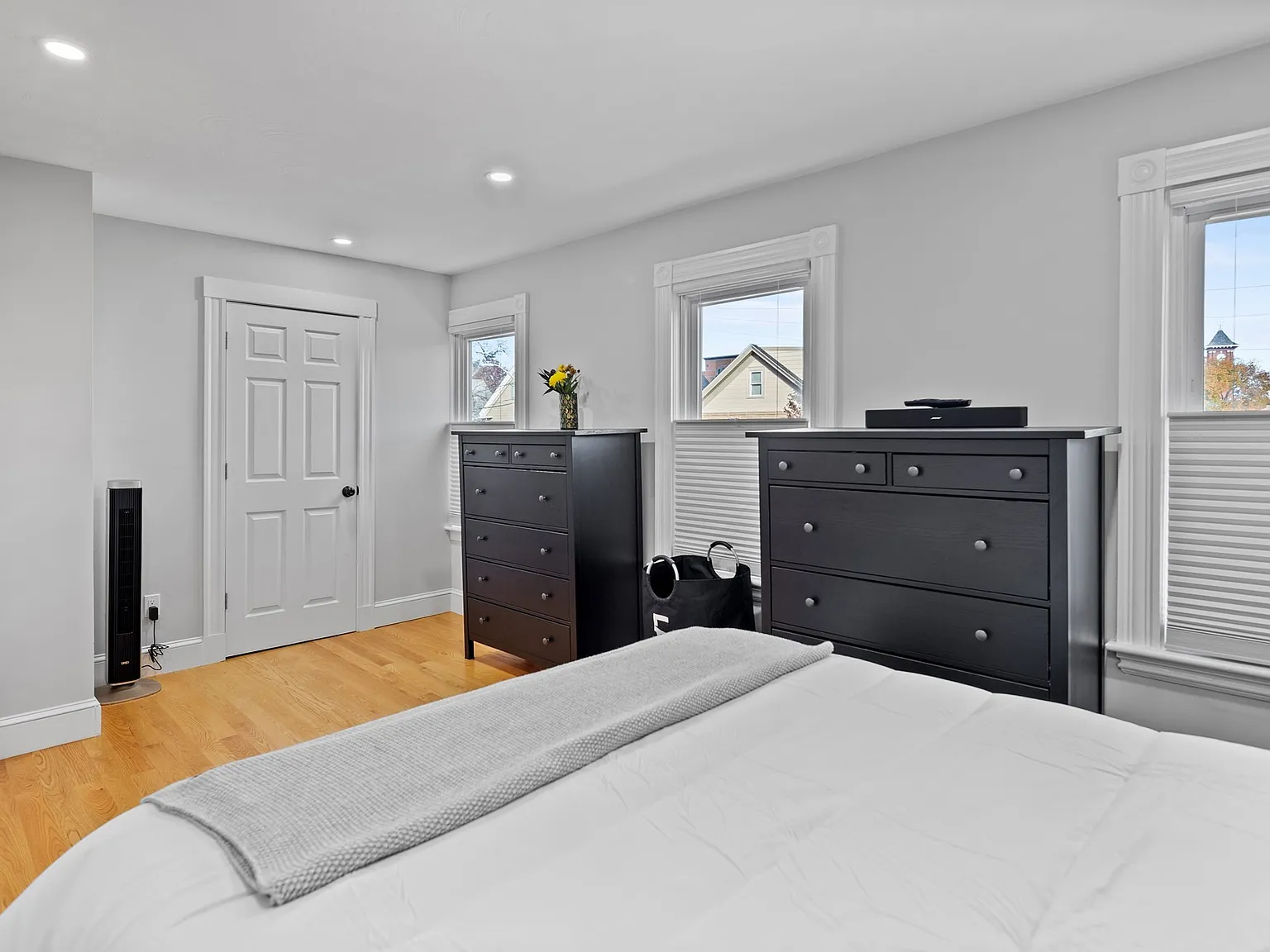 3 bed, 1.0 bath, 1200 sqft, $3,500 — Photo 2