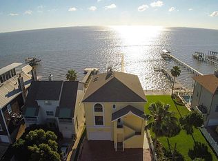 705 Bay Ave, Kemah, TX 77565