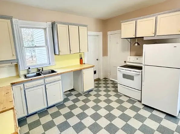 128 Gill St Room 2, Fredericton, NB E3A 3A6