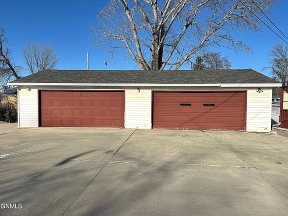 3rd image of 609 4th Ave NW