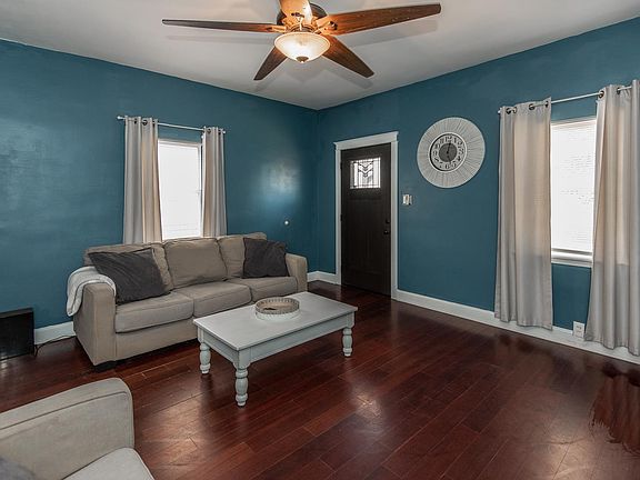4th image of 4558 Newport Ave