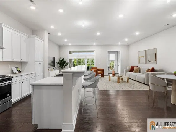 38 Hamilton Dr, Cranbury, NJ 08512