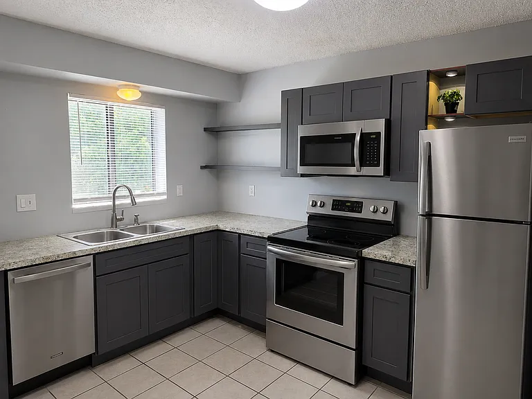2526 S Oak Ave — Photo 7