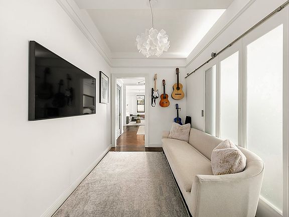 3rd image of 24 W 69th St APT 1A