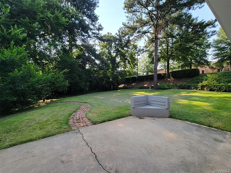 558 Karen Rd — Photo 16