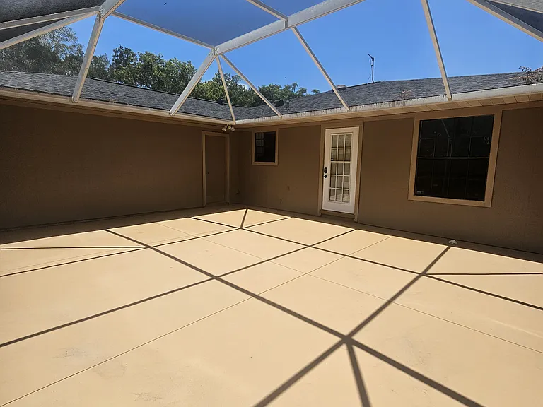 600 soft. screened-room off back door and Garage.