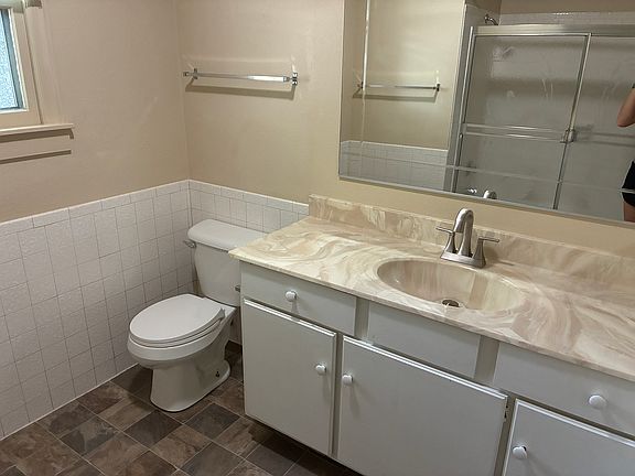 4th image of 222 E Park St