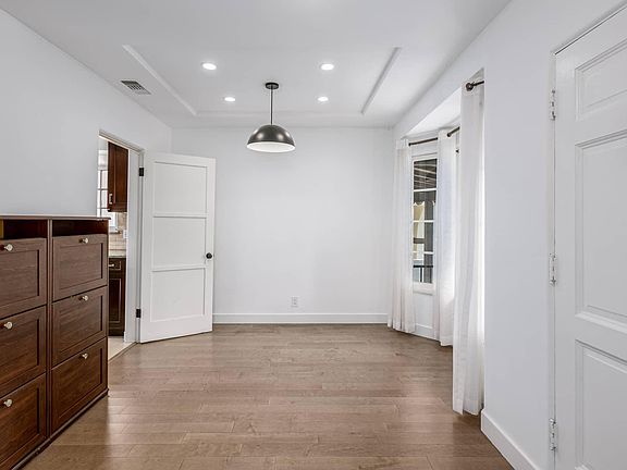 3rd image of 2142 Glendon Ave