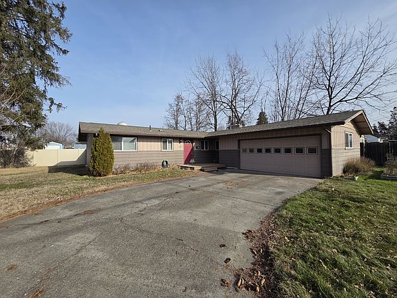 2nd image of 213 SE 8th St