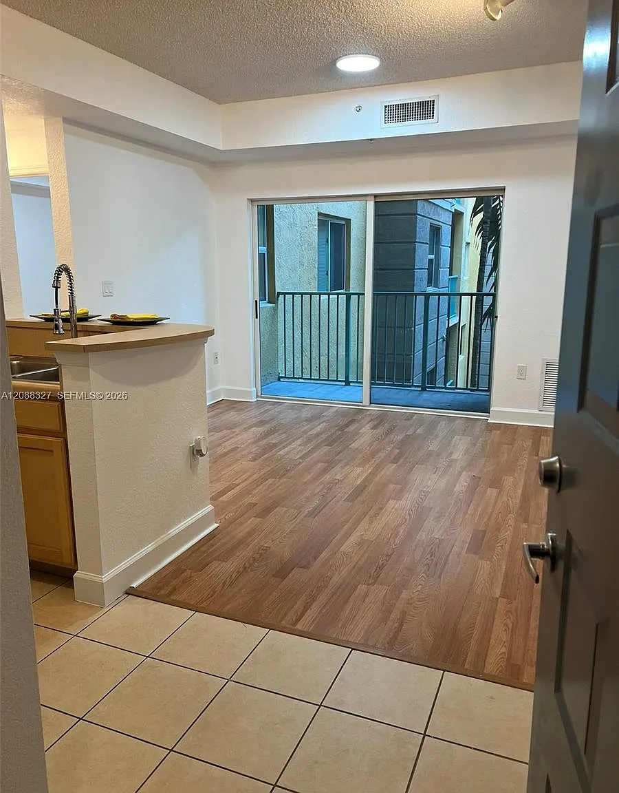 Valencia Condo — Photo 2