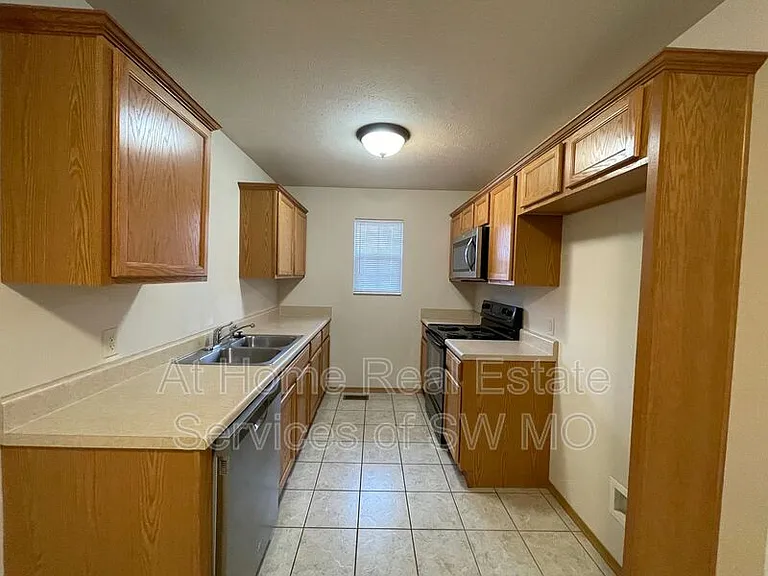 3928 S Jonathan Ave — Photo 4