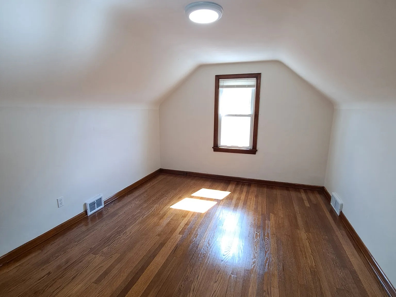 3 bed, 1200 sqft, $1,730 — Photo 4