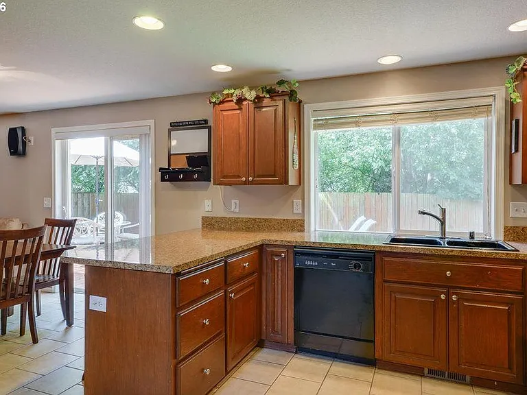 8208 NE 155th Ct — Photo 2