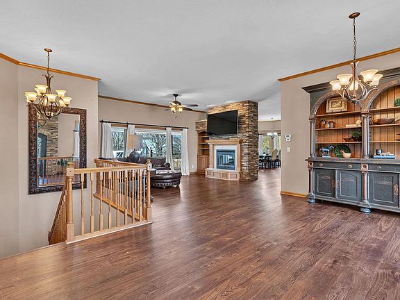 3rd image of 121 S Breezy Pointe Ct
