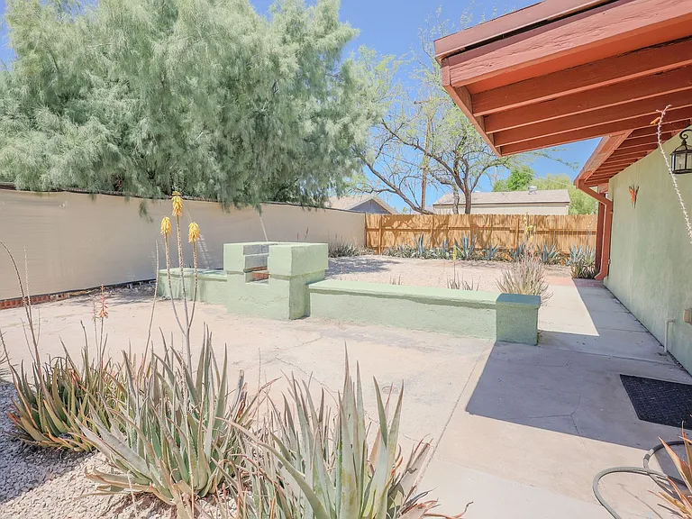 1421 N. Louis Ave — Photo 2