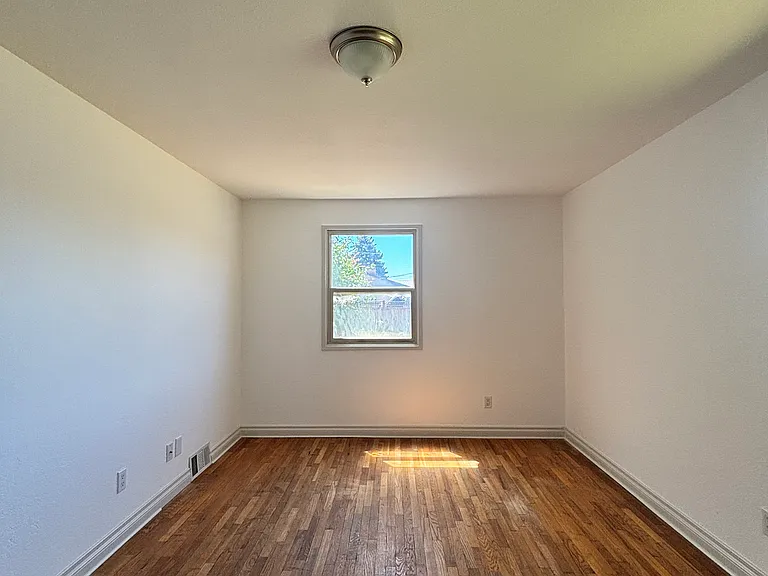 607 S 72nd Ave — Photo 11
