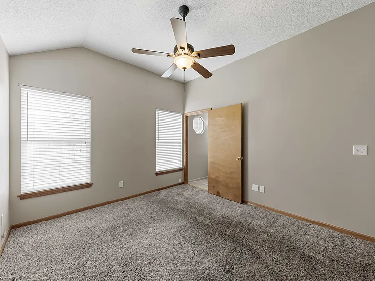 948 N Pine St — Photo 13