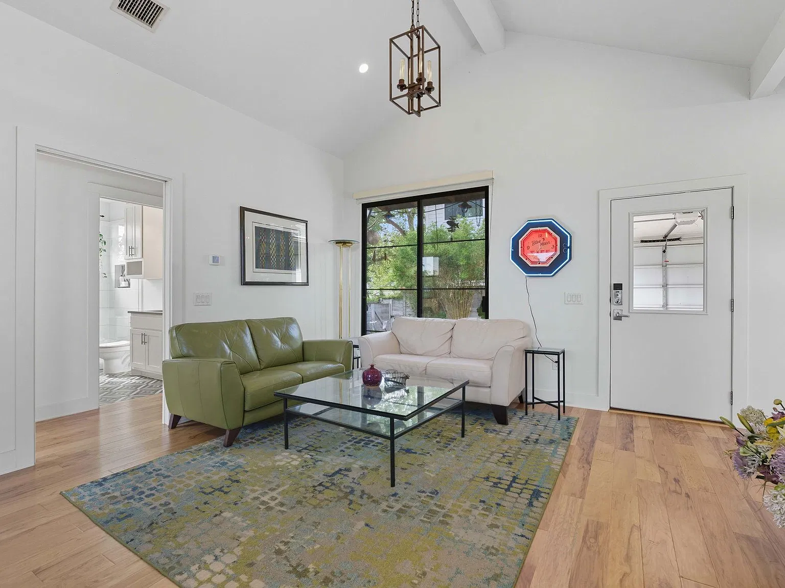 3 bed, 2.0 bath, 1447 sqft, $4,000 — Photo 3