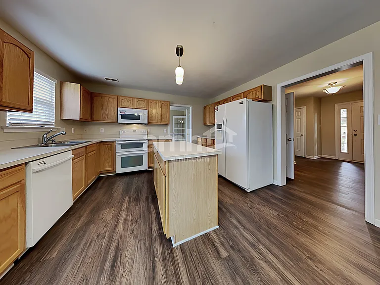 141 Sawhorse Dr — Photo 3