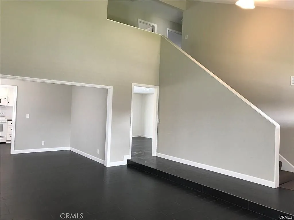 5 bed, 2328 sqft, $6,495 — Photo 4