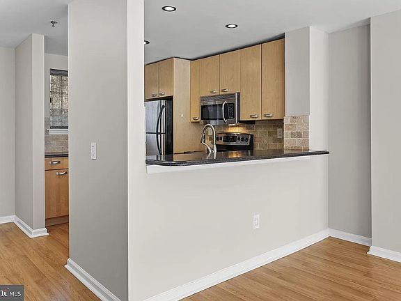 5th image of 2 Leverington Ave #33