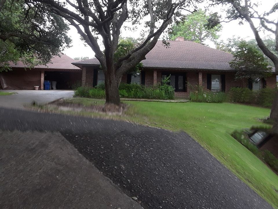 2nd image of 114 W Bronco Bend St